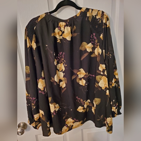 Beautiful blouse - Picture 2 of 6